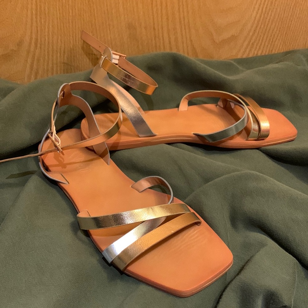 NEW Size 10 Metallic Straps Flat Sandals